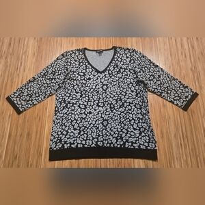NWOT Roz & Ali Animal Print V-Neck Sweater